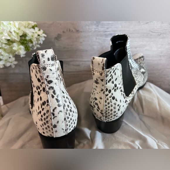 Blondo Noa Waterproof White/Grey Snake Embossed Leather Bootie Size 8 Like New - Picture 6 of 14